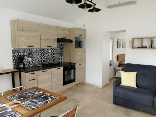 Kuchyň nebo kuchyňský kout v ubytování Petite Maison refaite à neuf proche plage