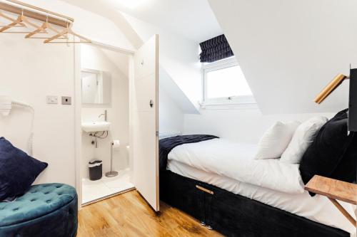 Ένα ή περισσότερα κρεβάτια σε δωμάτιο στο Cambridge House Hotel