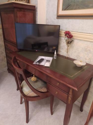 a wooden desk with a television on top of it at Luxury B&B IL Sogno in Cerignola