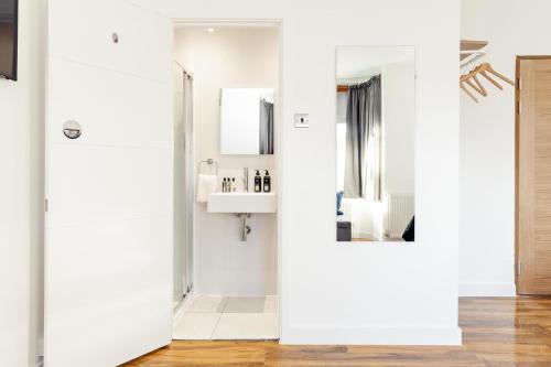 Η κουζίνα ή μικρή κουζίνα στο Cambridge House Hotel