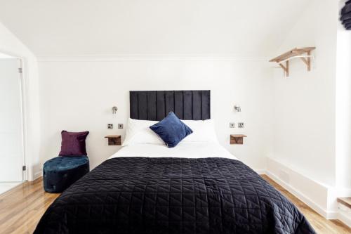 Ένα ή περισσότερα κρεβάτια σε δωμάτιο στο Cambridge House Hotel