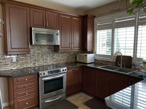 Η κουζίνα ή μικρή κουζίνα στο Aurora Executive Upscale Residence Three Bedrooms Three and Half Bathrooms