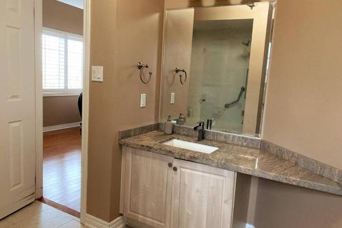 Ένα μπάνιο στο Aurora Executive Upscale Residence Three Bedrooms Three and Half Bathrooms