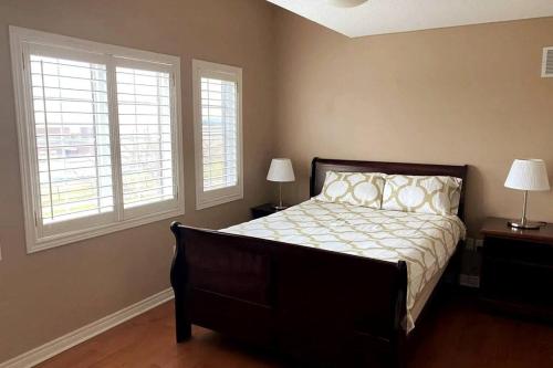 Ένα ή περισσότερα κρεβάτια σε δωμάτιο στο Aurora Executive Upscale Residence Three Bedrooms Three and Half Bathrooms