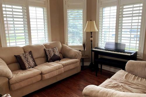 Χώρος καθιστικού στο Aurora Executive Upscale Residence Three Bedrooms Three and Half Bathrooms