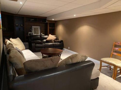 Χώρος καθιστικού στο Aurora Executive Upscale Residence Three Bedrooms Three and Half Bathrooms