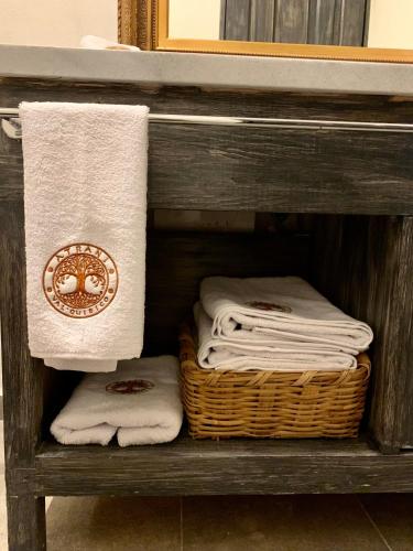 a wooden shelf with towels and a basket on it at Atrani in Santeagueda