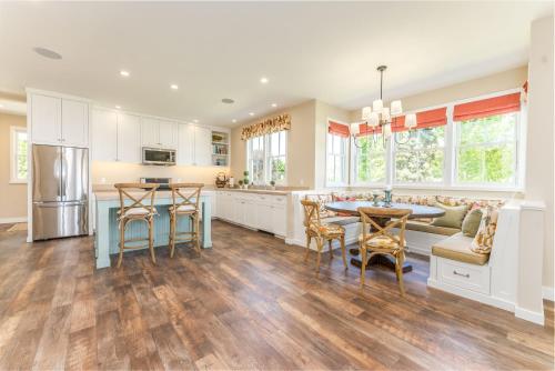 a kitchen with a table and chairs and a couch at Harmony Meadows Tennis Resort in Manson