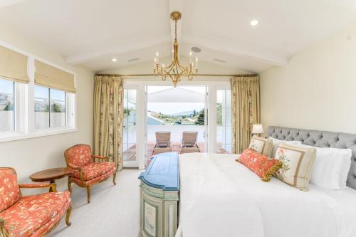 a bedroom with a large bed and a dining room at Harmony Meadows Tennis Resort in Manson