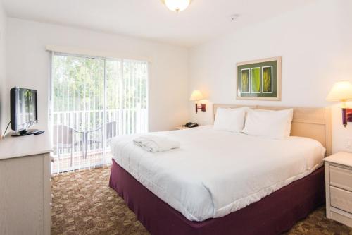 Foto da galeria de Cozy Three Bedrooms Townhome at Lake Berkley Resort (1123) em Kissimmee
