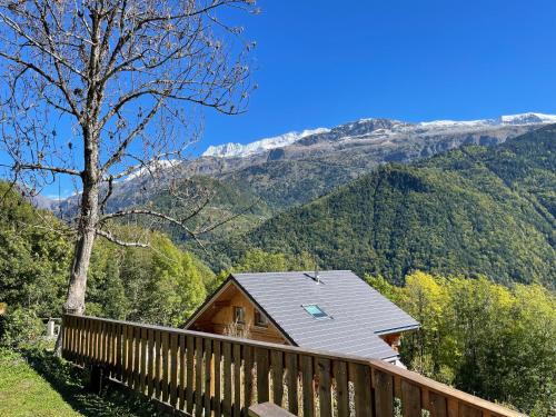 una cabaña en las montañas con una valla de madera en Allemond - Restful 2 bed apartment for ski, cycle & family en Allemont