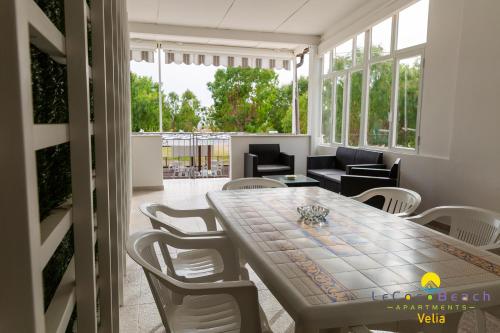 uma sala de jantar com mesa e cadeiras em Le Coco Beach Apartaments em Ascea