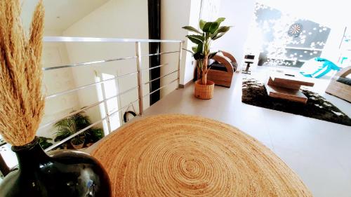 a room with a chair with a bottle of wine at Home VIP - Vivienda de Lujo con todo detalle in Casas Ibáñez