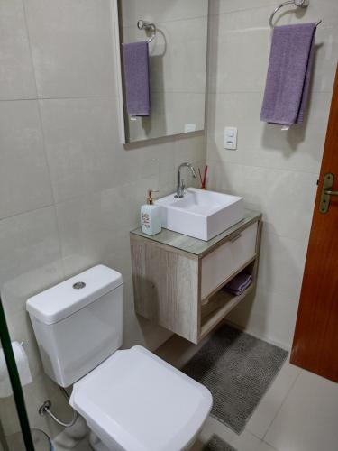 Koupelna v ubytování Grey House, próximo a Gramado e ao Templo Budista