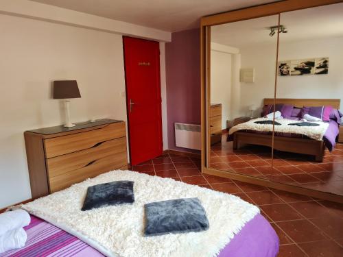 - une chambre avec une porte rouge et un miroir dans l'établissement Appartement spacieux avec piscine partagée à Maurens - 120 m², à Maurens