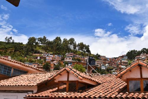 uitzicht op een stad met huizen op een heuvel bij Native Soul Guesthouse in Cuzco