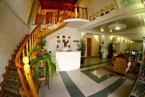 The lobby or reception area at Hotel Caravan Serail