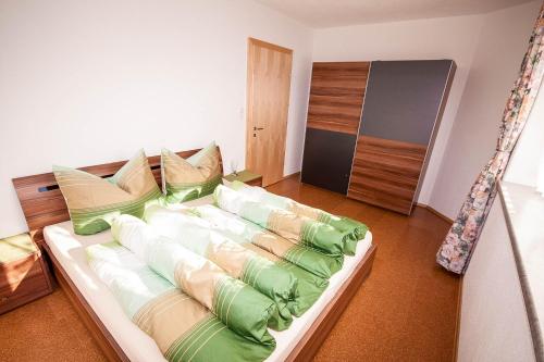 Llit o llits en una habitació de Panorama Ferienwohnung Reich