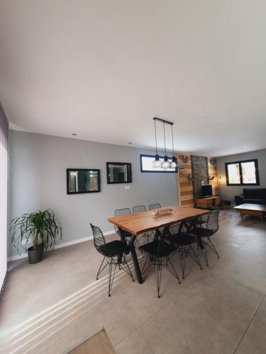 une salle à manger avec une table et des chaises dans l'établissement Maison au cœur de l'Oisans, à Armentier Haut
