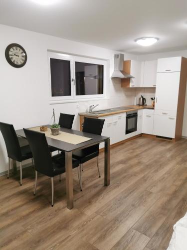 - une cuisine et une salle à manger avec une table et des chaises dans l'établissement Studio Rämschfädra, à Saint-Nicolas