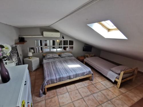 Schlafzimmer im Dachgeschoss mit einem Bett und einem Dachfenster in der Unterkunft Apartment in the city center with SELF CHECK-IN in Parma