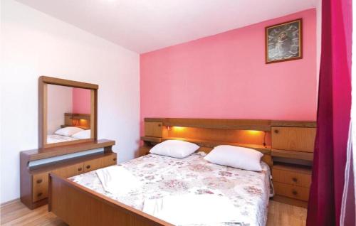 A bed or beds in a room at Apartment Frankovici Stara Vala - Tinjan Istra