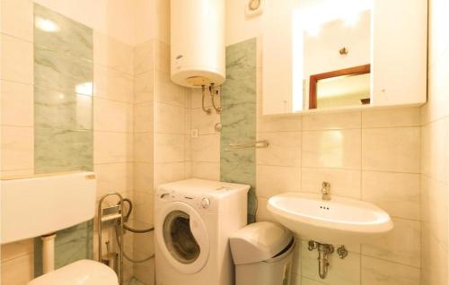 A bathroom at Apartment Frankovici Stara Vala - Tinjan Istra