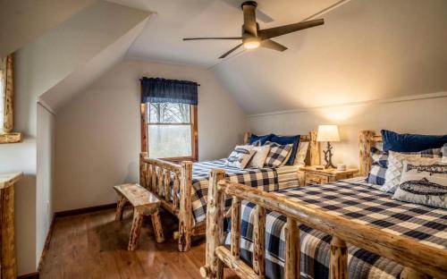 Tempat tidur dalam kamar di Minnies Mountain Lake House
