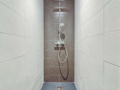 une douche avec pommeau de douche dans une salle de bain dans l'établissement Obalie-Le Vignemale, à Cauterets