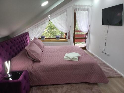 Un ou plusieurs lits dans un hébergement de l'établissement Kalinderu luxury ski loft