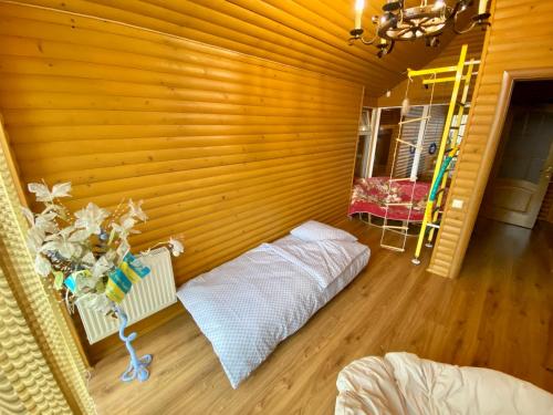 una habitación con una cama en la esquina de una habitación en Вілла на Роші. Власна територія, мангал, альтанка., en Chernivtsi