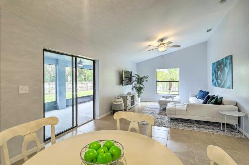 Charming Palm Bay Retreat with Spacious Yard!にあるシーティングエリア