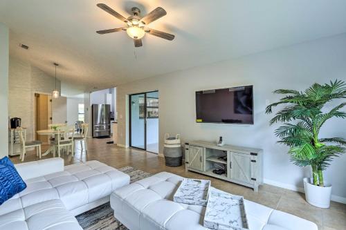 Charming Palm Bay Retreat with Spacious Yard!にあるテレビまたはエンターテインメントセンター