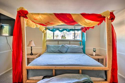 Katil atau katil-katil dalam bilik di Walkable Tucson Retreat with Pool and Fire Pit!