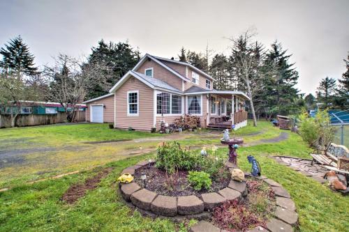 Κήπος έξω από το Updated Coos Bay Home about 2 Mi to Pacific Ocean