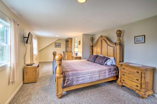 Ένα ή περισσότερα κρεβάτια σε δωμάτιο στο Updated Coos Bay Home about 2 Mi to Pacific Ocean