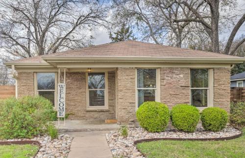 Bright Georgetown Home - Walk to Main Street!