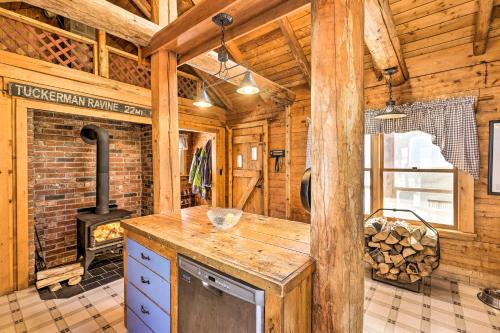 Cabaña de madera con cocina con fogones. en Black Bear Lodge A Rural White Mtns Retreat, 
