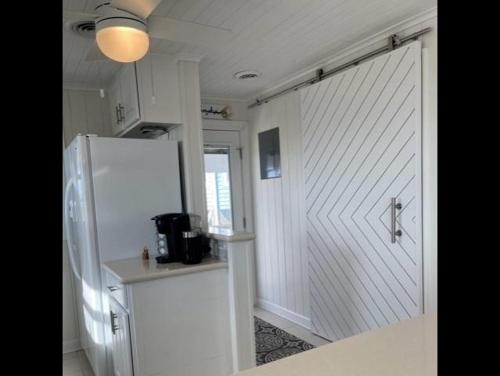 Kuchyň nebo kuchyňský kout v ubytování Meant To Be home