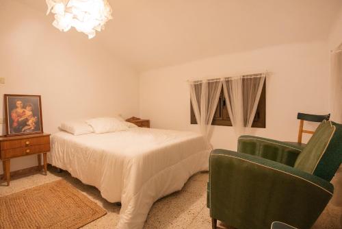 - une chambre avec un lit, une chaise et un lustre dans l'établissement JAT MOUNTAIN HOUSES - Casa Agustí 4t pis - Cèntric, al costat del Telecabina de Canillo, à Canillo