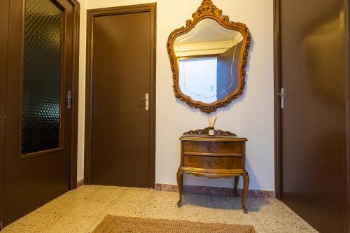un miroir sur un mur à côté d'une porte dans l'établissement JAT MOUNTAIN HOUSES - Casa Agustí 4t pis - Cèntric, al costat del Telecabina de Canillo, à Canillo