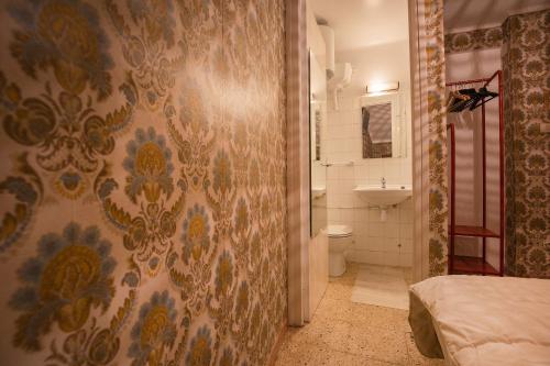 La salle de bains est pourvue d'une douche, de toilettes et d'un lavabo. dans l'établissement JAT MOUNTAIN HOUSES - Casa Agustí 4t pis - Cèntric, al costat del Telecabina de Canillo, à Canillo