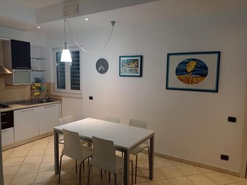 kuchnia ze stołem i krzesłami w obiekcie Appartamento sul Corso w mieście Porto Recanati