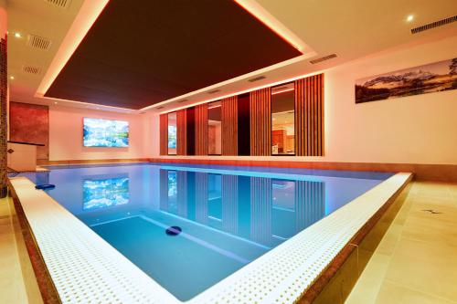 a large swimming pool in a house at Ruperti - Gästehaus in Ainring
