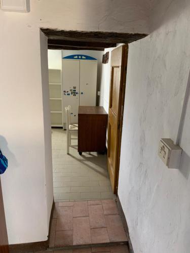 einen Flur mit einer Tür, die in ein Zimmer führt in der Unterkunft Alloggio in vetta alla montagna in Montese