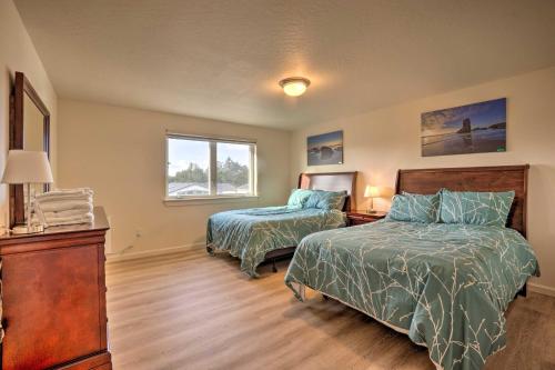 Una cama o camas en una habitación de Spacious Bandon Getaway - 2 Blocks to Ocean!