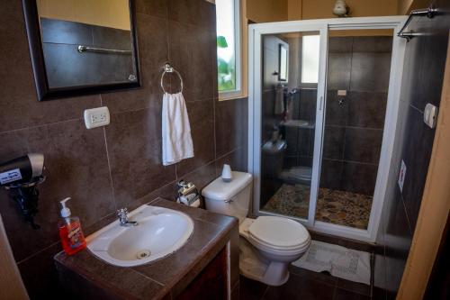 Ett badrum på El Delfin Hotel y Restaurante