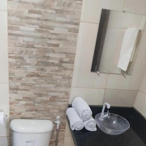 Bilik mandi di Pousada Oliveiras