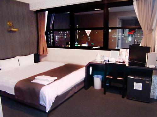 1 dormitorio con 1 cama, escritorio y ventana en Hotel Abest Shin-Anjo-Ekimae, en Anjomachi