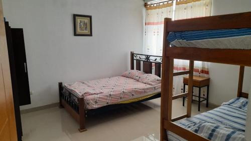 a small bedroom with two bunk beds in it at White House, CASA FAMILIAR X 7 PERSONAS in Los Órganos